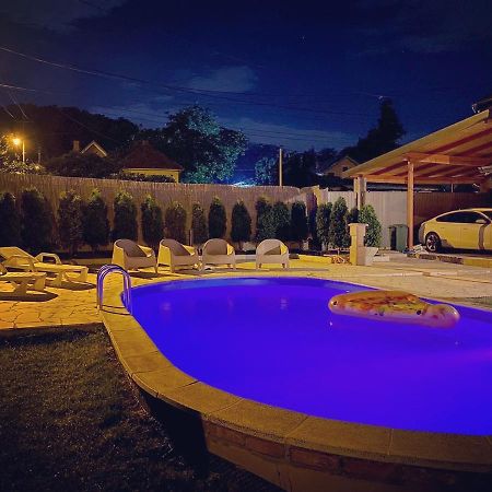 베오그라드 Mika'S Poolhouse 빌라 외부 사진